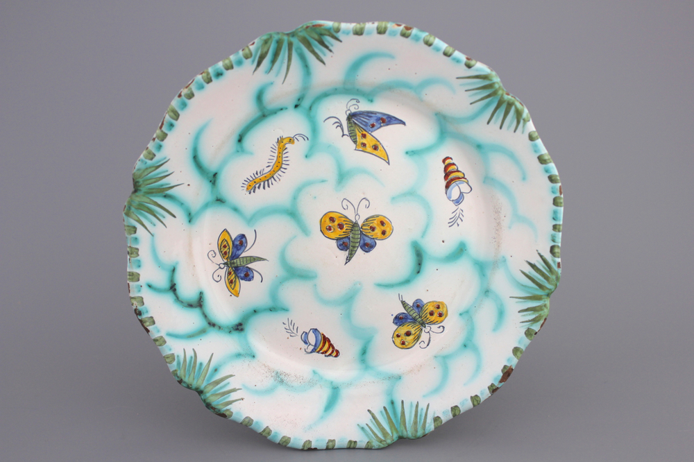 Assiette &agrave; bordure festonn&eacute;e en fa&iuml;ence de Bruxelles, d&eacute;cor papillons, 18e
