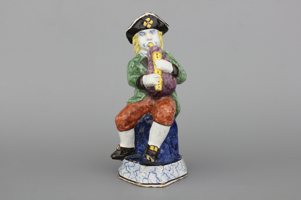 Figure de cornemuseur en fa&iuml;ence de Delft, env. 1800