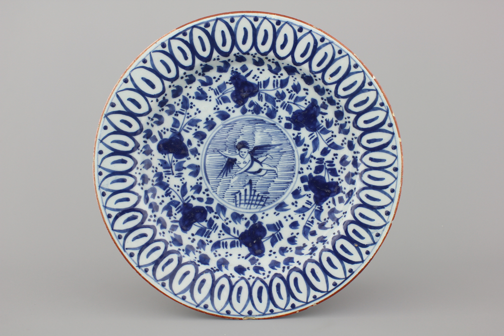 Blauw en wit Delfts bord met een putto, 18e eeuw