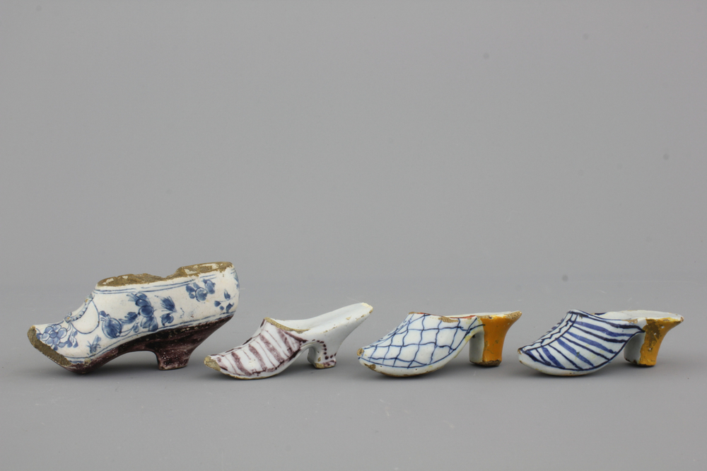 Lot de 4 souliers miniatures en fa&iuml;ence de Delft, bleu blanc et mangan&egrave;se, 18e