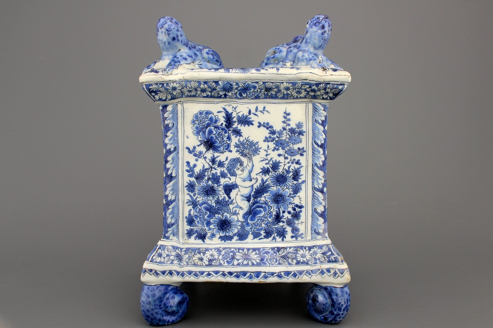 Base de tulipi&egrave;re en fa&iuml;ence de Delft, bleu et blanc, Adriaen Kocx, De Grieksche A, 1686-1701