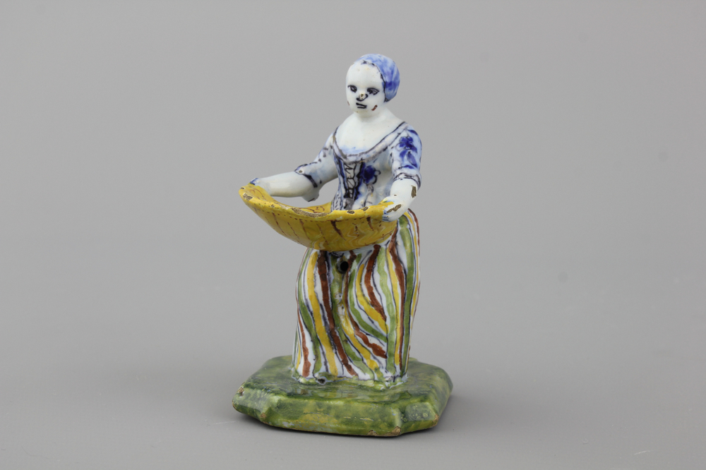 Sali&egrave;re fine en fa&iuml;ence polychrome de Delft en forme de dame, 18e
