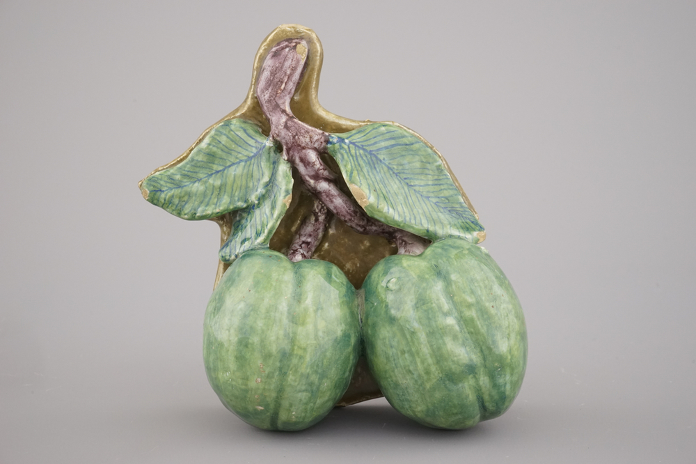 Prunes en fa&iuml;ence polychrome de Delft, 18e