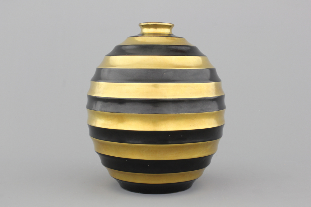 Vase fin Art D&eacute;co avec rayures dor&eacute;es et noires, Boch Mettlach Luxembourg, d&eacute;but 20e