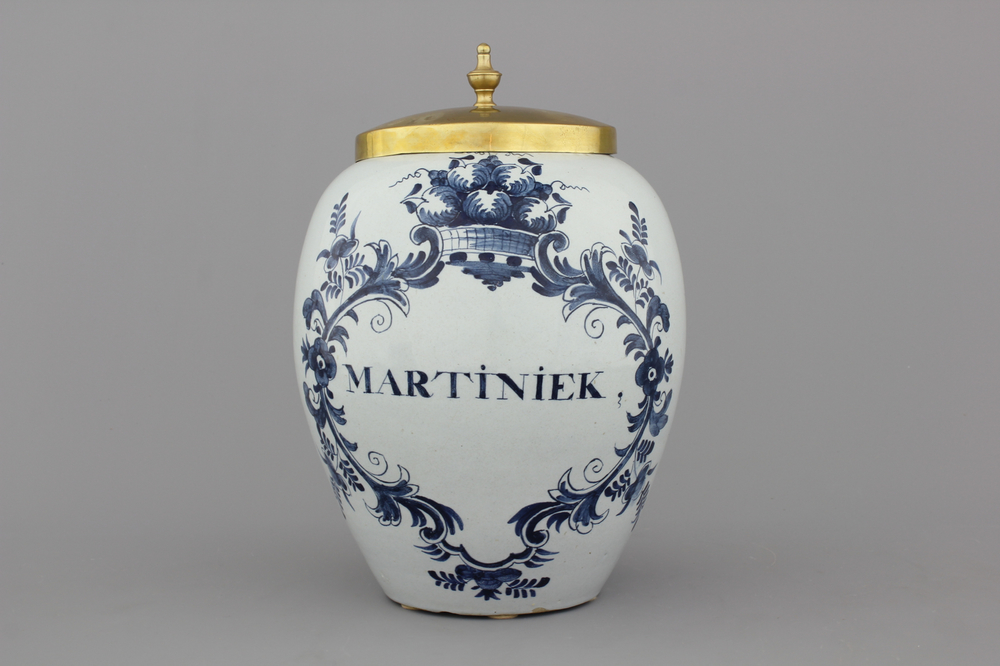 Pot &agrave; tabac, couvert en cuivre, en fa&iuml;ence de Delft, "MARTINIQUE", 18e