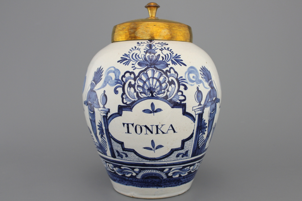 Pot &agrave; tabac en fa&iuml;ence de Delft, bleu et blanc, d&eacute;cor d'indig&egrave;nes am&eacute;ricains, "TONKA", 18e