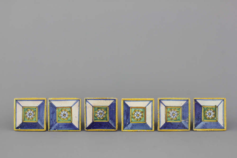 Lot de 6 carreaux espagnols d&eacute;coratifs polychrome, 17e