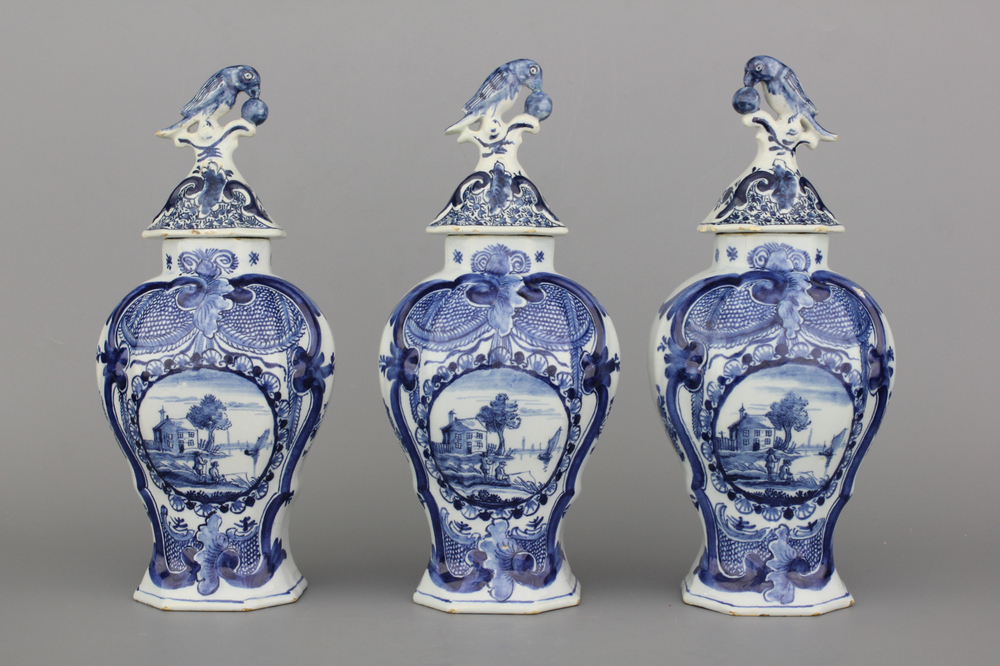 Garniture 3 pi&egrave;ces en fa&iuml;ence de Delft, bleu et blanc, d&eacute;corations d'oiseaux, 18e