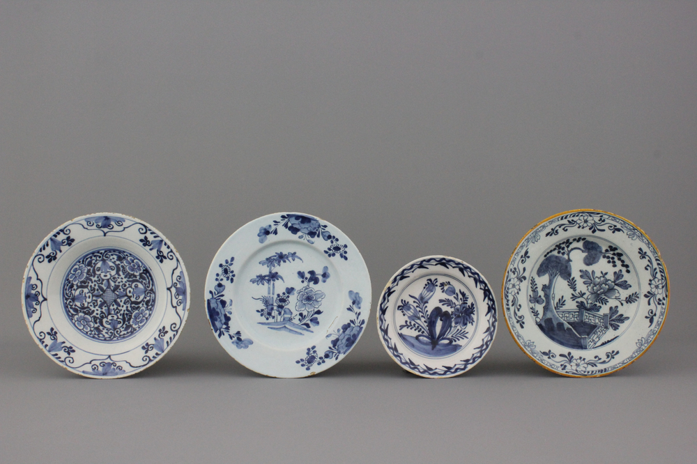 Lot de 4 plats diff&eacute;rents en fa&iuml;ence de Delft, bleu et blanc, 18e