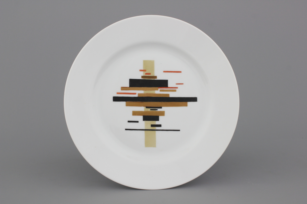Plat en supr&eacute;matisme russe, Imperial Porcelain Factory, d'apr&egrave;s Chasnik