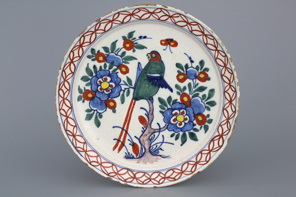 Plat en fa&iuml;ence polychrome de Delft, d&eacute;cor perroquet, 18e