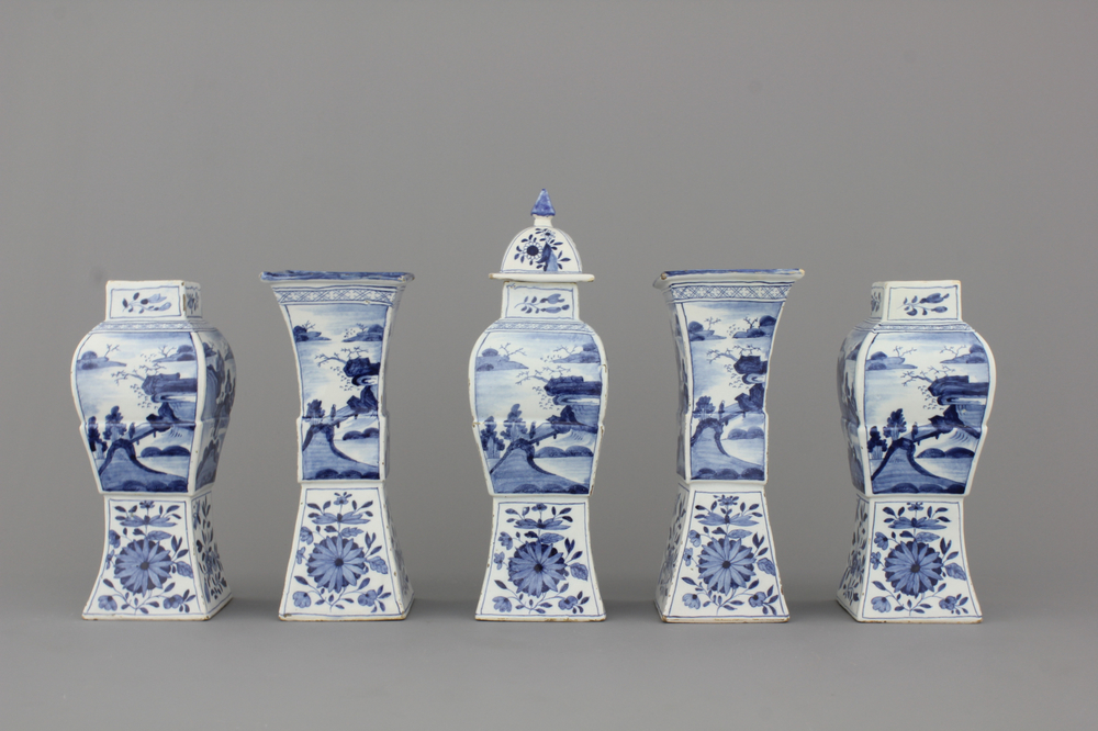 Garniture 5 pi&egrave;ces en fa&iuml;ence de Delft, bleu et blanc avec chinoiserie, style Kangxi, 18e