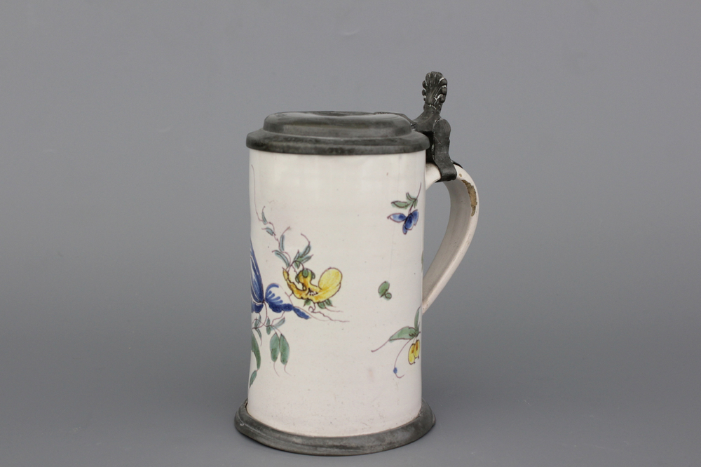 Gobelet en fa&iuml;ence polychrome fran&ccedil;aise avec monture en &eacute;tain, 18e