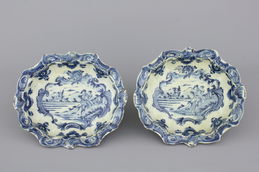 Paire de saladiers en fa&iuml;ence de Delft, bleu et blanc, d&eacute;cor trompettiste, 18e