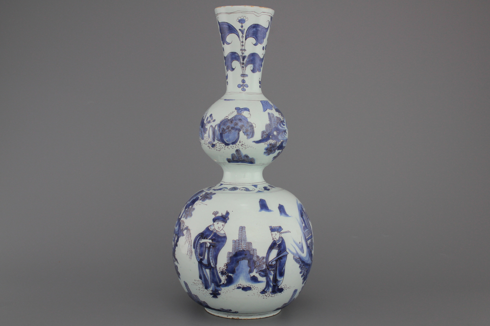 Un grand vase double gourde en fa&iuml;ence de Delft, fin 17&egrave;me