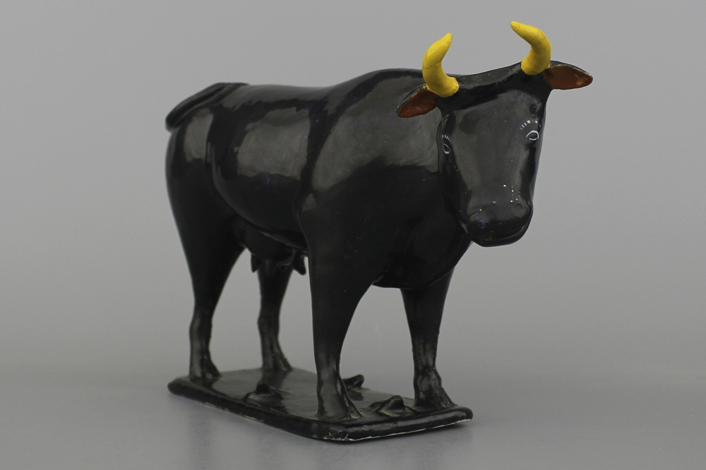 Vache en fa&iuml;ence de Delft noire, d&eacute;but du 18&egrave;me si&egrave;cle