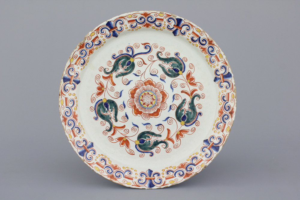 Plat en fa&iuml;ence polychrome de Delft, avec bord "fleurs de lys", 18e