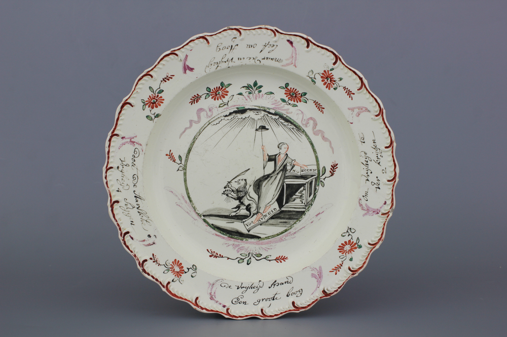 Nederlands beschilderd Engels orangistisch 'creamware' bord, 18e eeuw