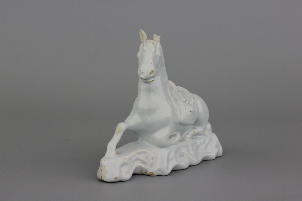Figure de cheval allong&eacute; en fa&iuml;ence blanche de Delft, 18e