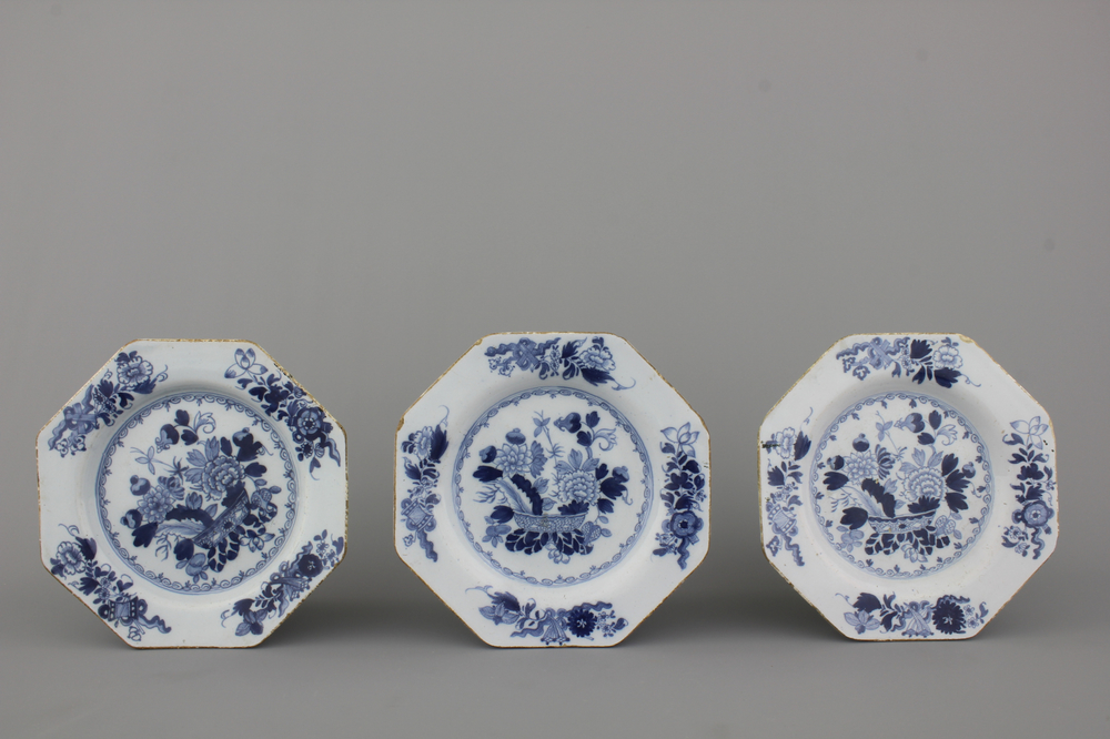 Lot de 3 plats anglais octagonaux en fa&iuml;ence de Delft, bleu et blanc, Liverpool, 18e