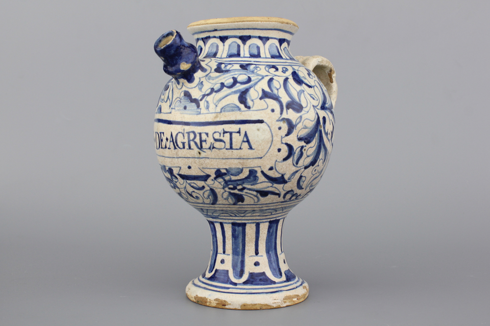 Chevrette de sirop en majolique d'Anvers, bleu et blanc, d&eacute;cor "foglie", env. 1580