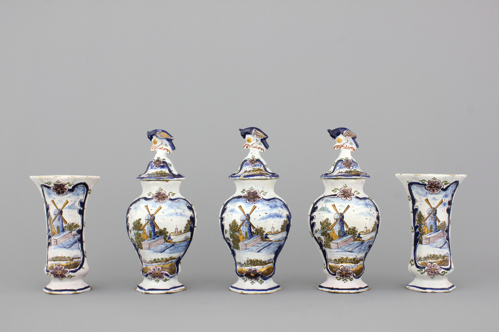 Garniture en fa&iuml;ence polychrome de Delft, d&eacute;cor moulins &agrave; vent, fin 18e