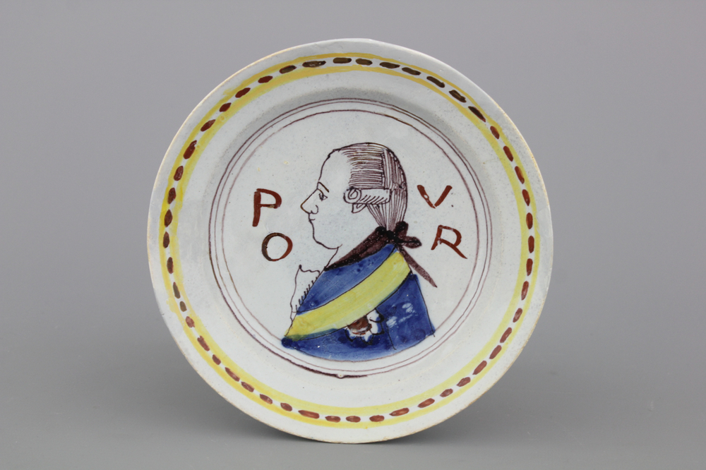 Plat en fa&iuml;ence polychrome de Delft, d&eacute;cor portrait royal, inscription "PVOR", env. 1700