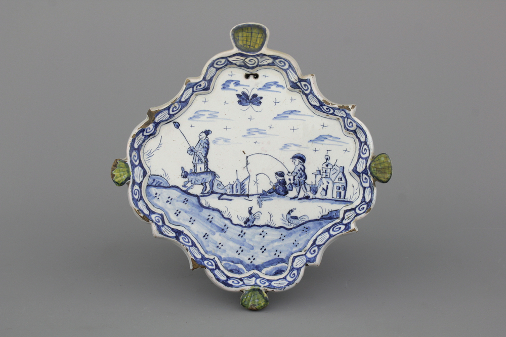 Plaquette en fa&iuml;ence de Delft, avec sc&egrave;nes de p&ecirc;che en chinoiserie, 18e