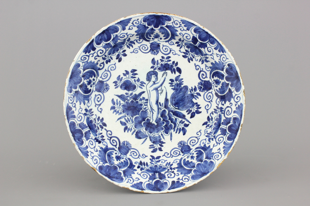 Plat en fa&iuml;ence de Delft, bleu et blanc, d&eacute;cor putto, 18e