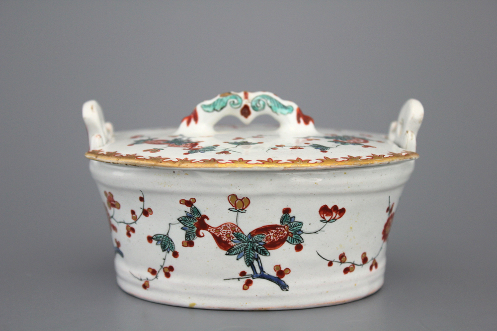 Beurrier en fa&iuml;ence de Delft dor&eacute;, style Kakiemon, 18e