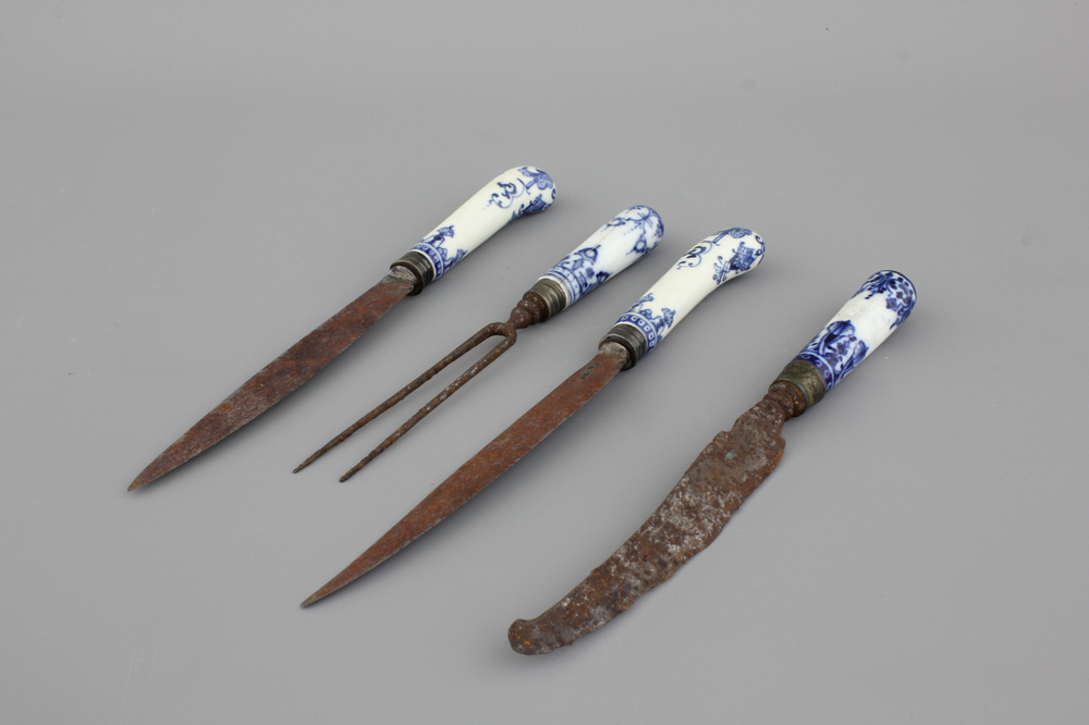 Lot de 4 poign&eacute;es de couteaux et fourchettes en fa&iuml;ence douce fran&ccedil;aise, bleu et blanc, Saint-Cloud, 18e