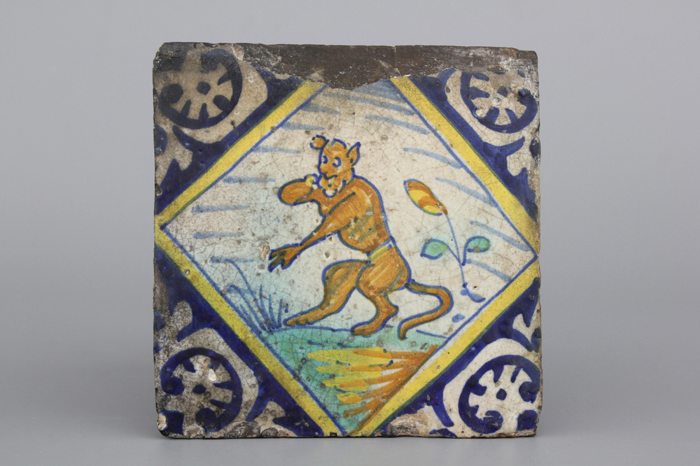 Carreau en majolique polychrome d'Anvers, d&eacute;cor singe, env. 1600