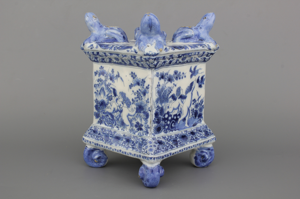 Base de tulipi&egrave;re en fa&iuml;ence de Delft, bleu et blanc, Adriaen Kocx, De Grieksche A, 1686-1701