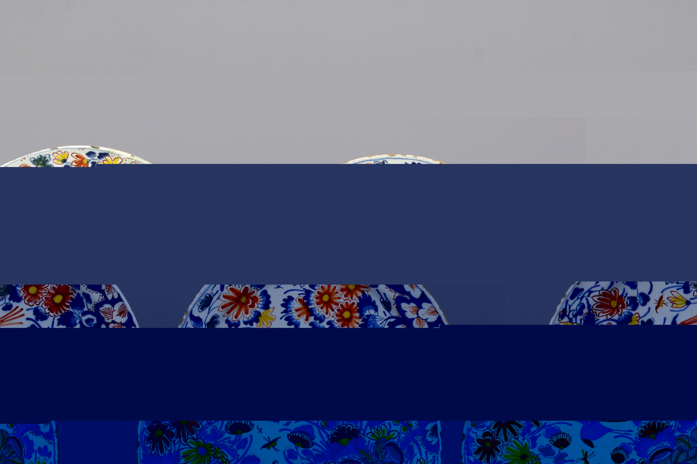 Paire de plats en fa&iuml;ence polychrome de Delft avec chinoiserie, d&eacute;cor oiseau sur une haie, env. 1700
