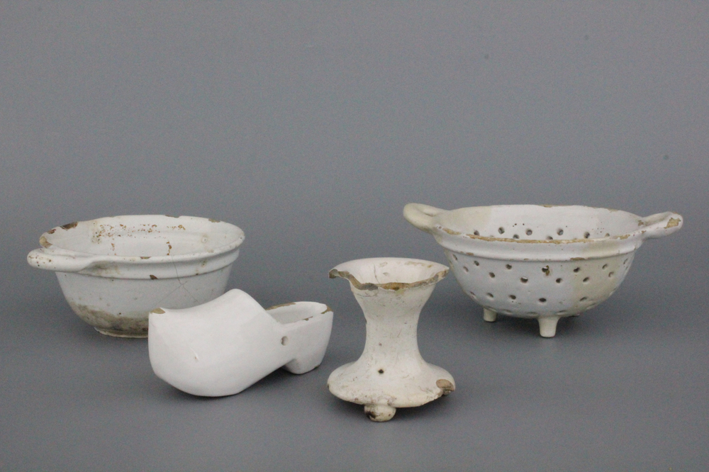 Lot van 4 stukken wit Delfts aardewerk, 18e-19e eeuw