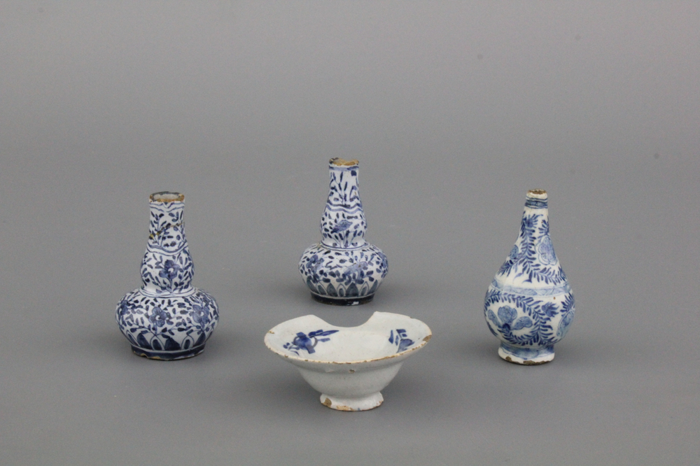 Lot de vases miniatures et d'un plat &agrave; barbe en fa&iuml;ence de Delft, bleu et blanc, 18e