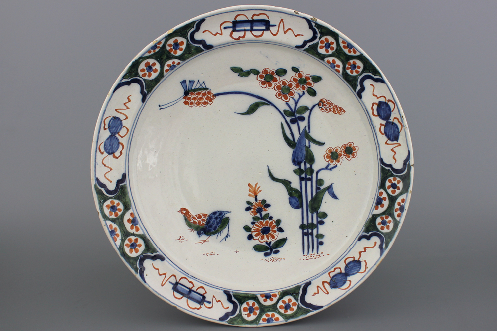 Plat de cailles en fa&iuml;ence polychrome de Delft en style Kakiemon, d&eacute;but 18e