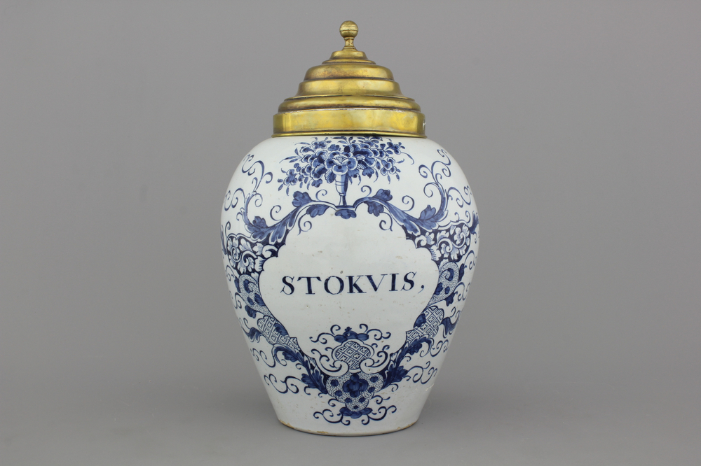 Grand pot &agrave; tabac en fa&iuml;ence de Delft, "STOKVIS", 18e