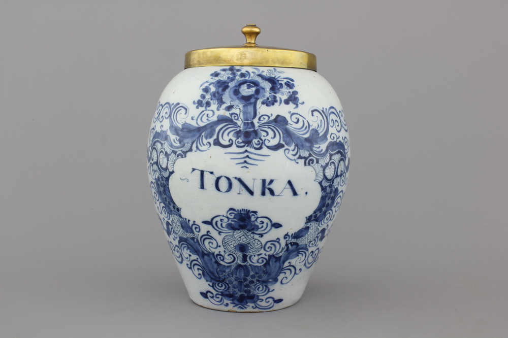 Pot &agrave; tabac, couvert en cuivre, en fa&iuml;ence de Delft, "TONKA", 18e