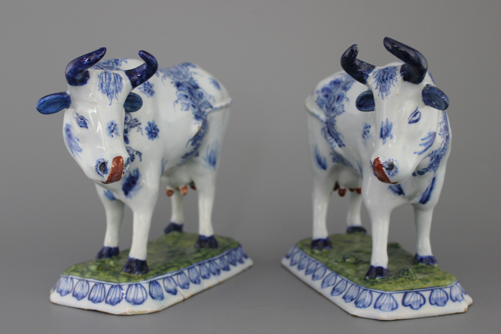 Une paire de vaches en fa&iuml;ence de Delft, 18&egrave;me
