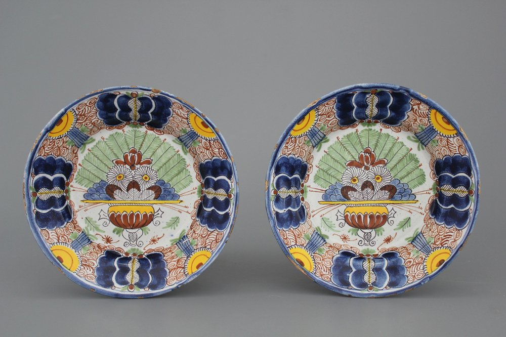 Paire de petits plats queu-de-paon en fa&iuml;ence polychrome de Delft, 18e