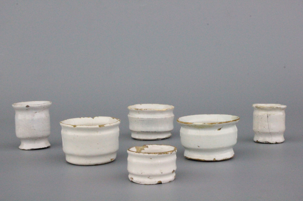 Petite collection de 6 pots d'onguent en fa&iuml;ence blanche de Delft, 17e-18e