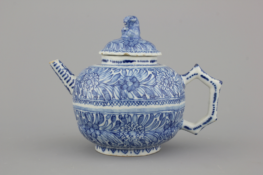 Th&eacute;i&egrave;re fine couverte en fa&iuml;ence de Delft, bleu et blanc, 18e