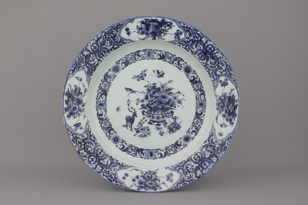 Plat impressionant de Rouen, bleu et blanc avec chinoiserie, fin 17e