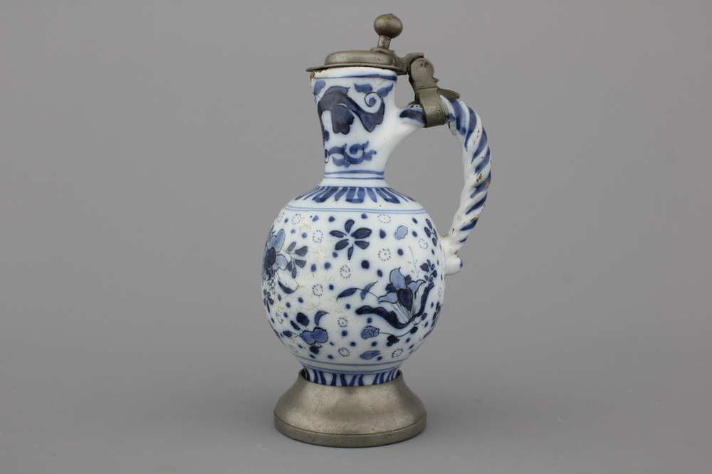 Pichet en fa&iuml;ence de Delft, bleu et blanc, monture en &eacute;tain, env. 1700