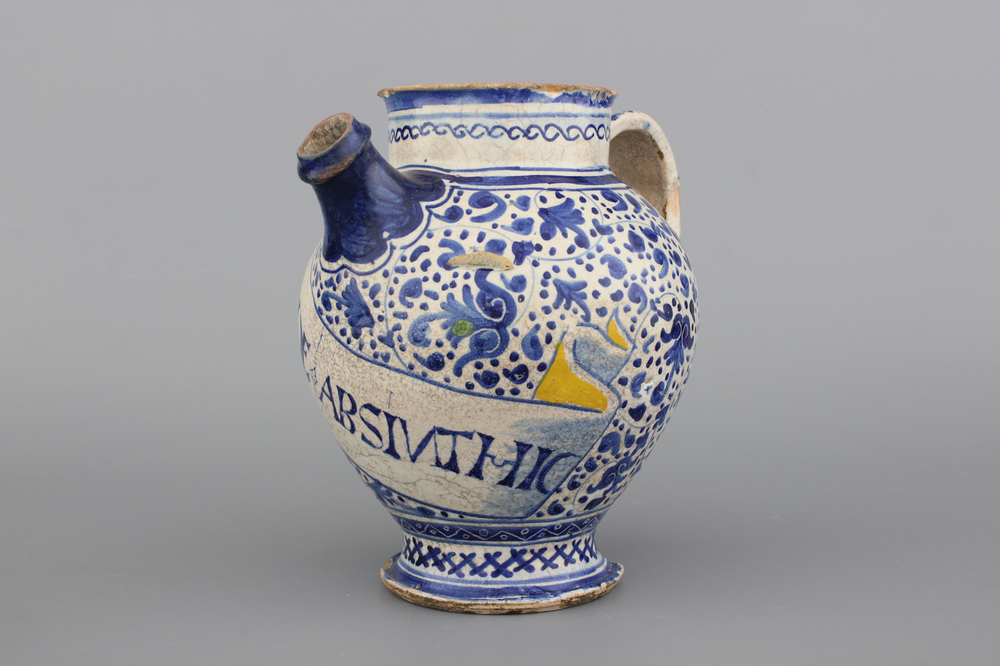 Chevrette de sirop en majolique d'Anvers du d&eacute;but, bleu et blanc et jaune, d&eacute;cor "sgraffiato", 1540-1580