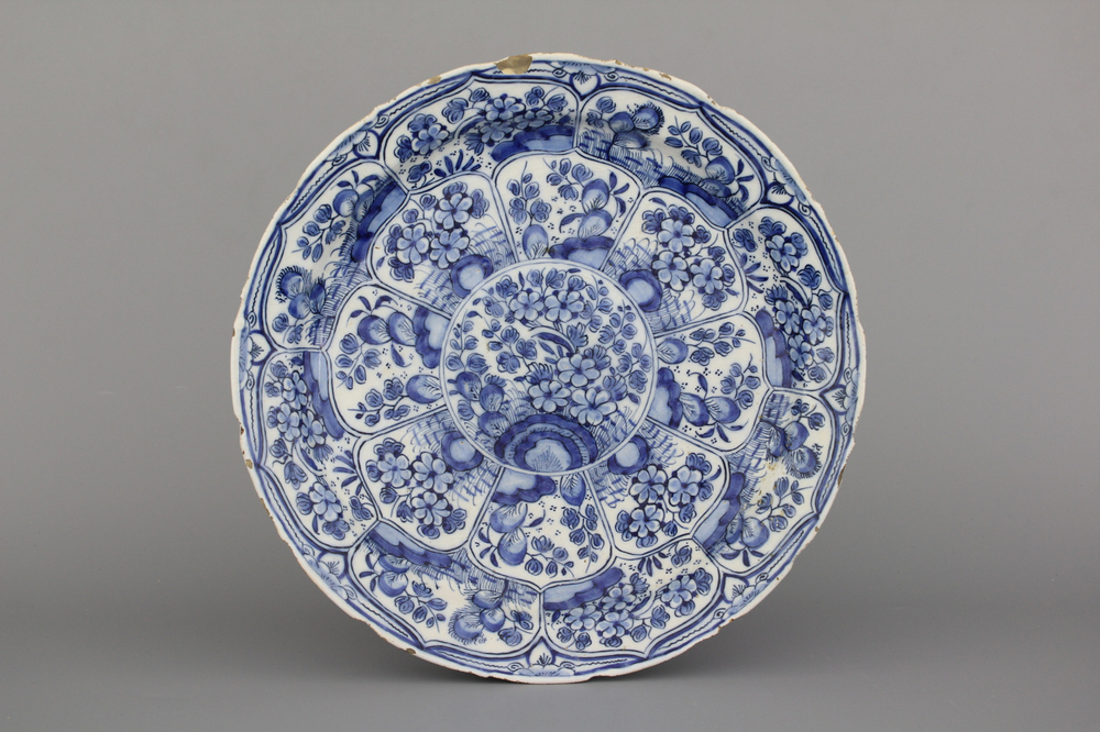 Plat en fa&iuml;ence de Delft, bleu et blanc avec chinoiserie, 18e