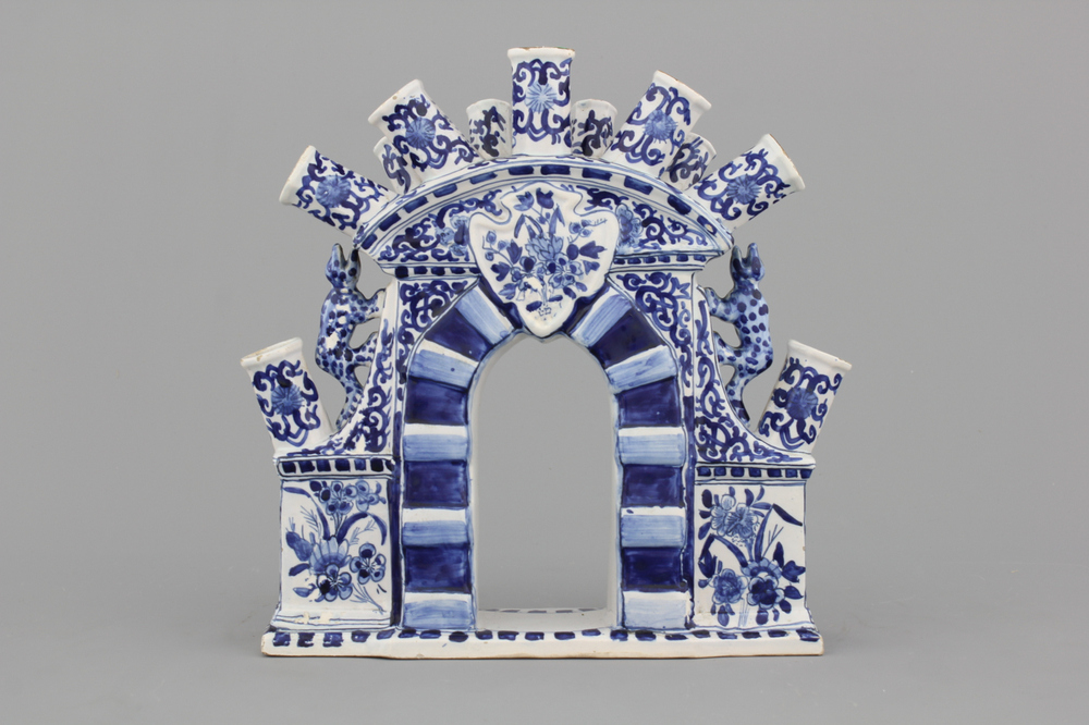 A blue and white Samson Paris Delftware tulip vase, 19th C.