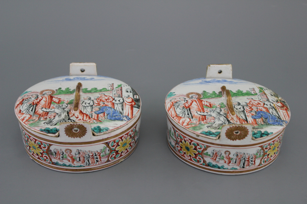 Dos de brosse en fa&iuml;ence de Delft, bleu et blanc, d&eacute;cor gens dansant, env. 1700