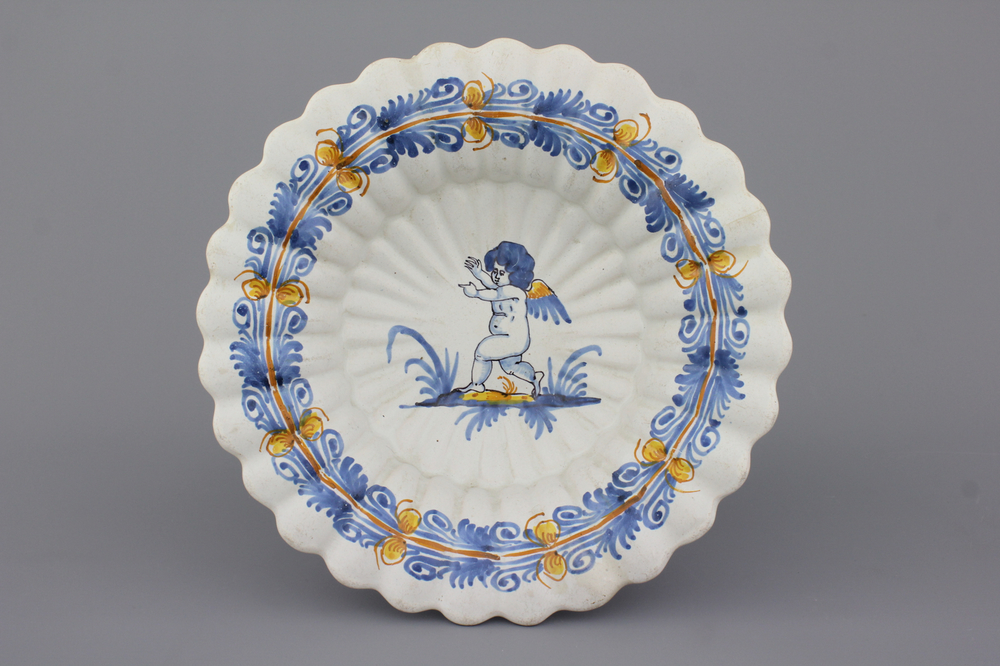 Plat "compendario" c&ocirc;tel&eacute; polychrome, d&eacute;cor de putto, Nevers, 17e